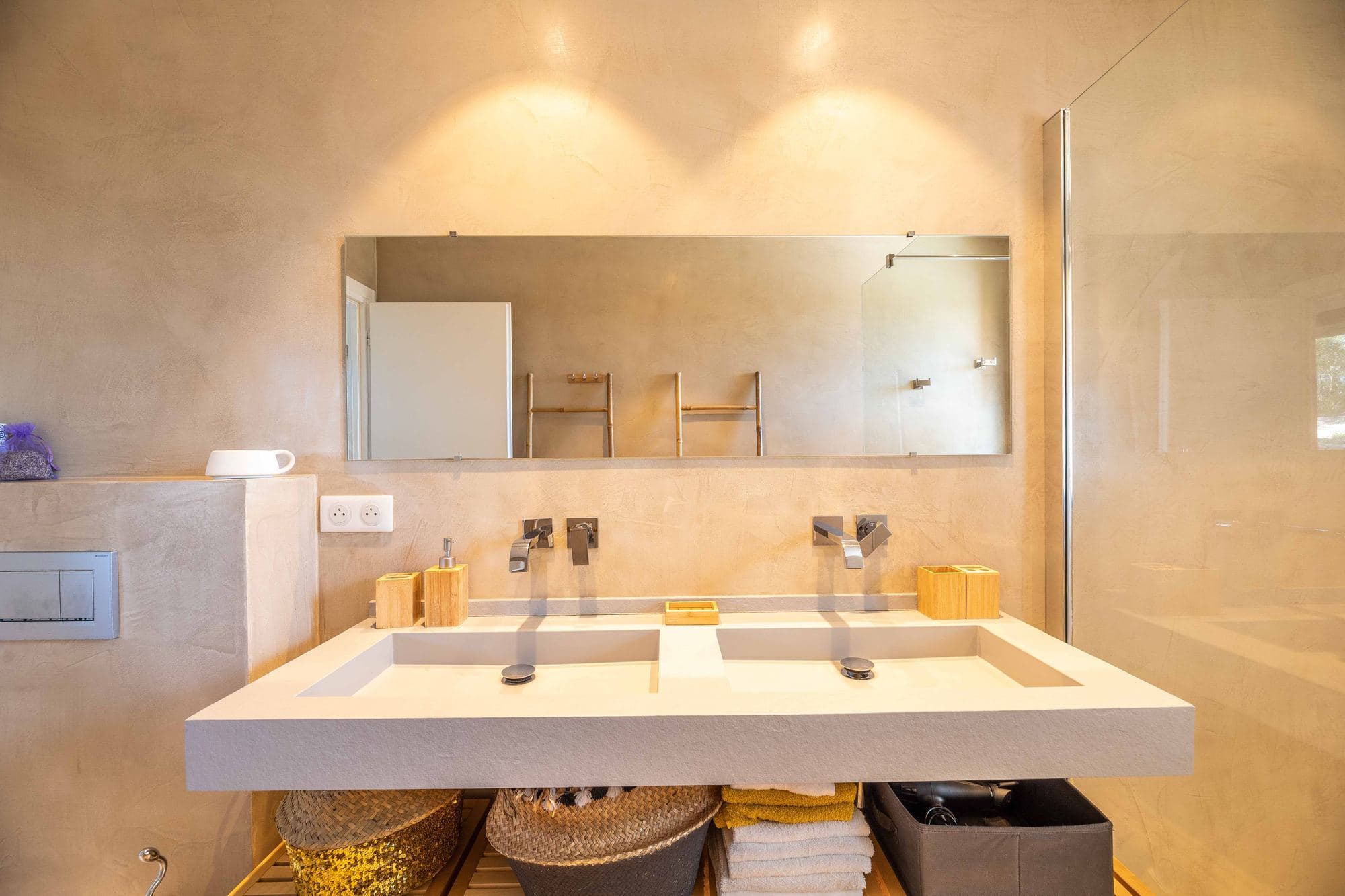 Bathroom in lime plaster with double vanity