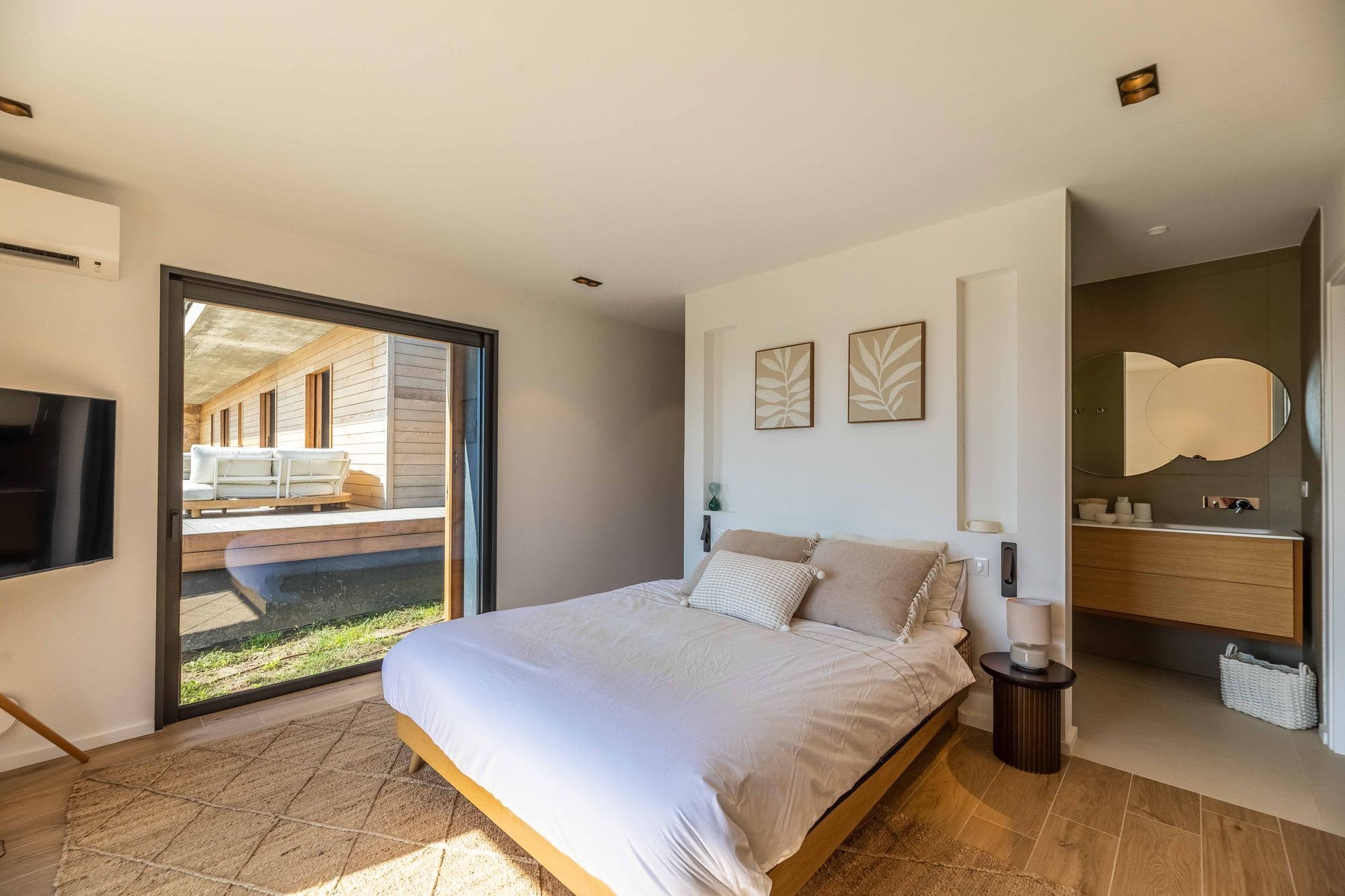 Suite opening onto the grounds
